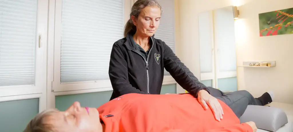 Osteopathische Behandlung in Göttingen – Hände am Rücken und Bauch